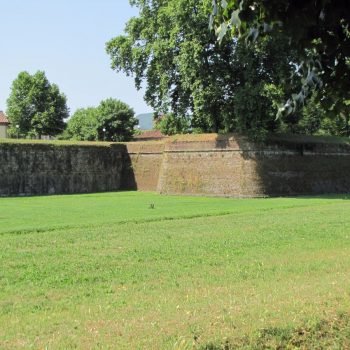 De stadsmuur van Lucca